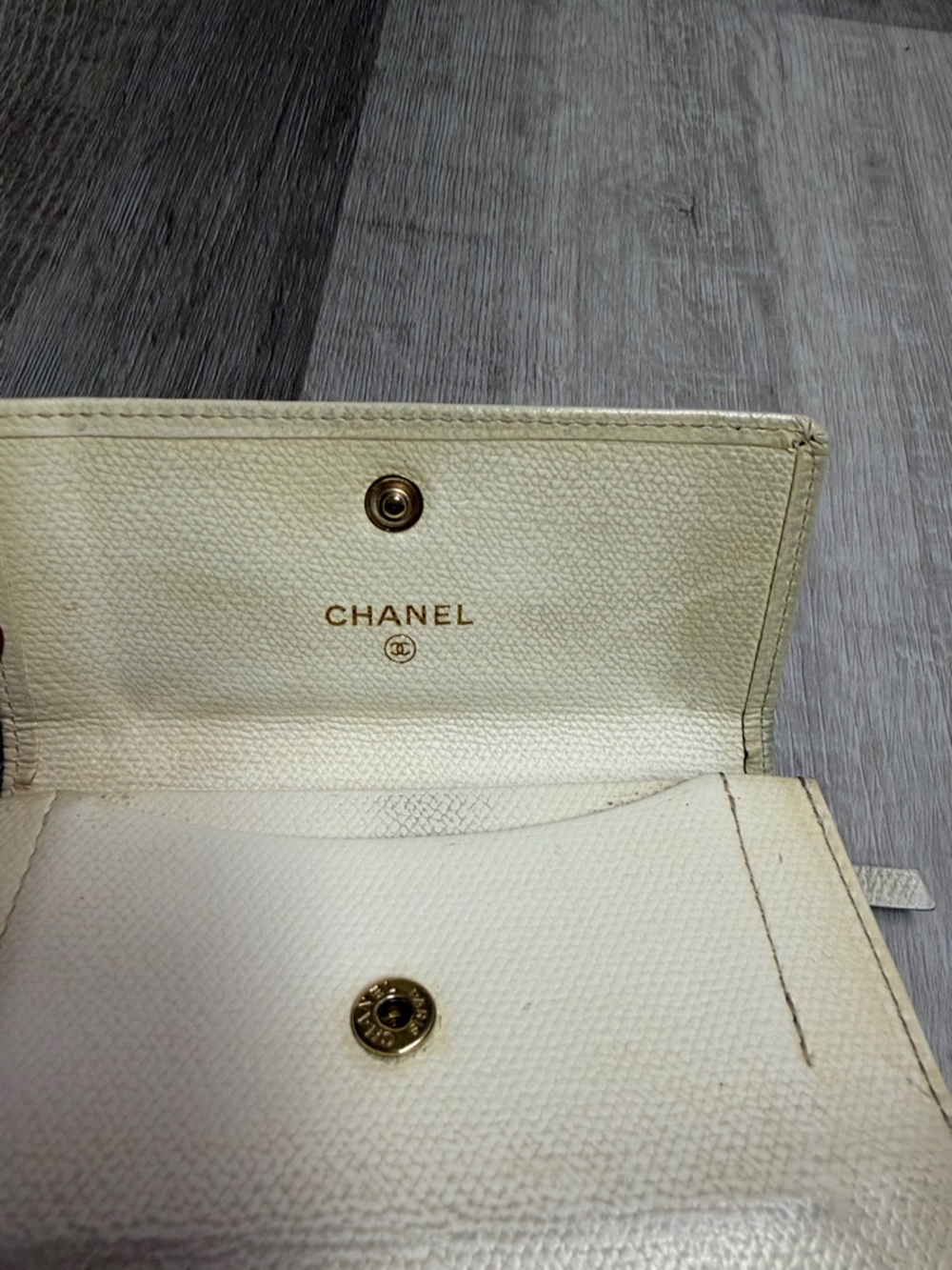 CHANEL Cream Leather Keyring Wallet with Gold CC Emblem - Picture 2 of 7